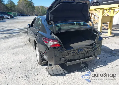 2022 Toyota Camry Le z USA, uszkodzony, nr VIN 4T1C11AK9NU062606